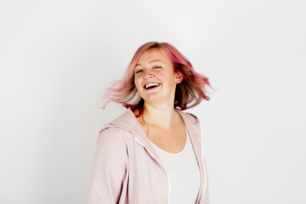 Woman with pink Maria Nila colour refresh hair.